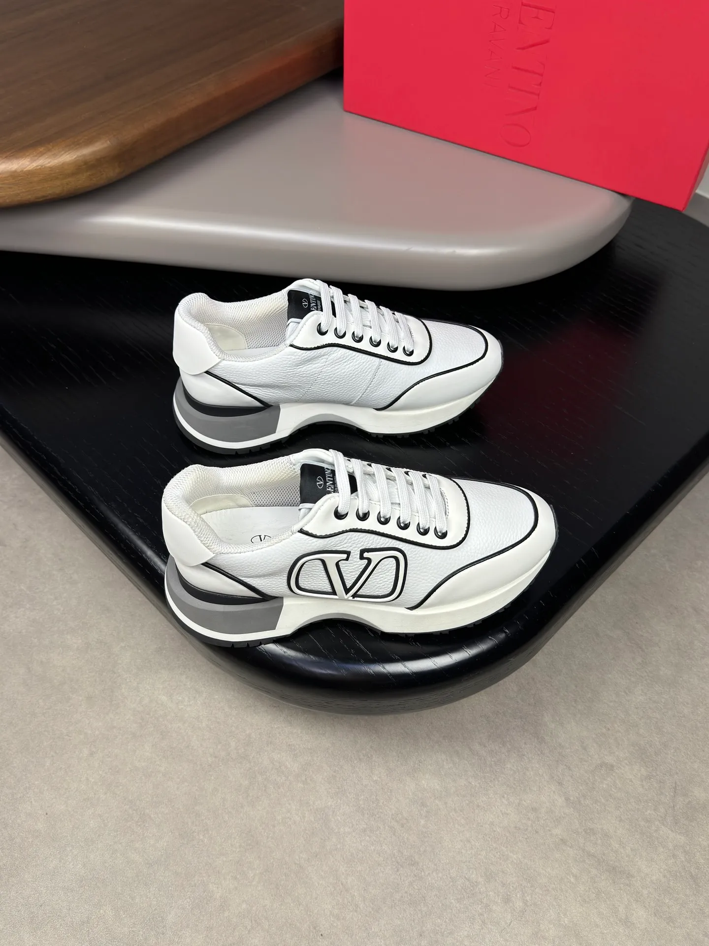 [VALENTINO] Valentino men's shoes 💰500💰 - High-end quality original order - Upper: 🔝 Nappa calf leather, tumbled calf leather, sewn brand plastic totem - Lining: brand mesh canvas, foot pad; water-dyed cow leather - Outsole: multi-color wear-resistant velvet·rubber; combined molded outsole -Super high quality control·Fine workmanship: highlighted (high-end·luxury·grade) -Size :38-44 (45 can be customized)·3300